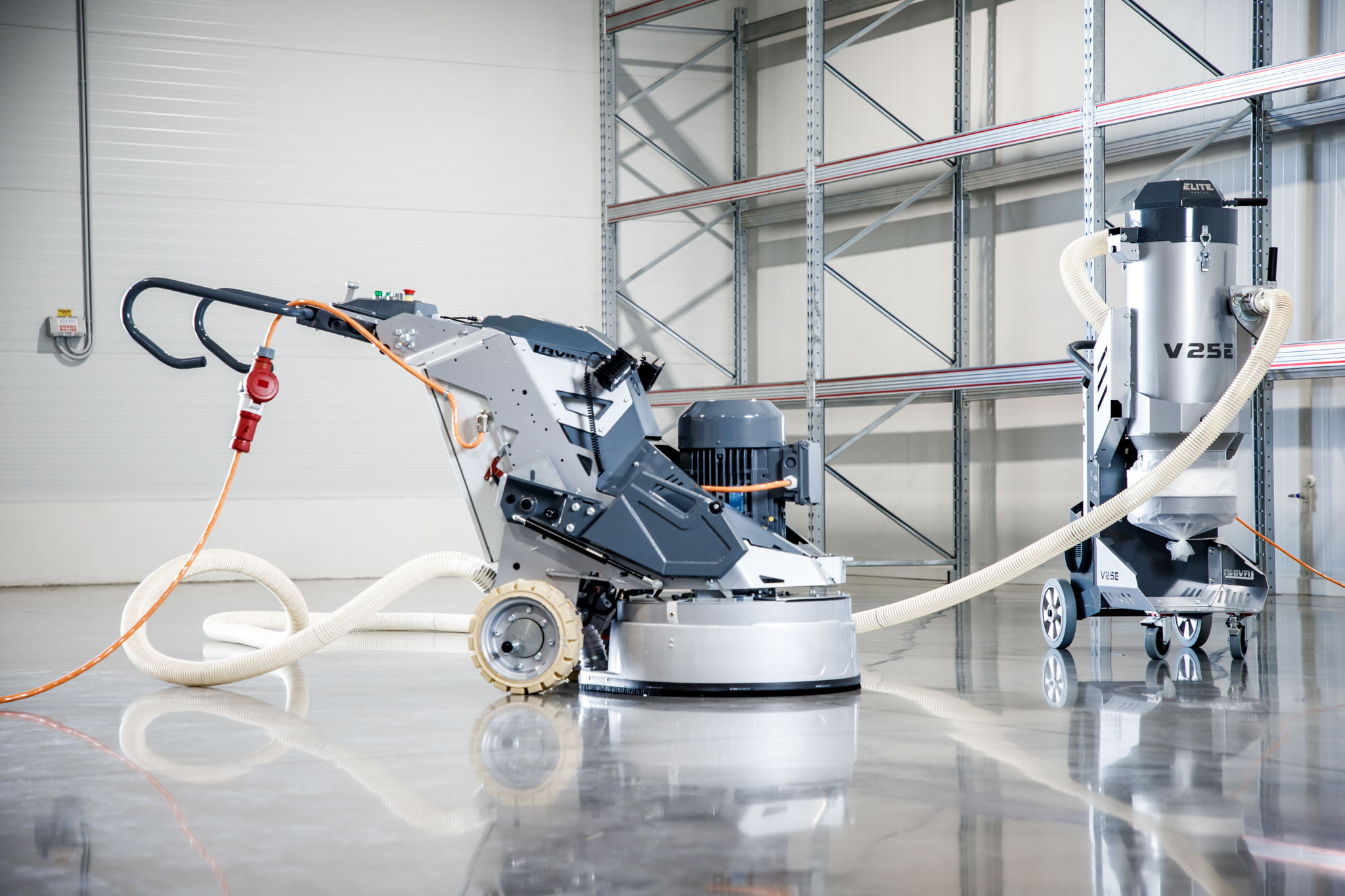 Industriell bearbeitete Betonoberfläche